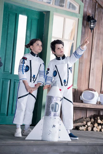Дети в костюмах астронавтов — стоковое фото