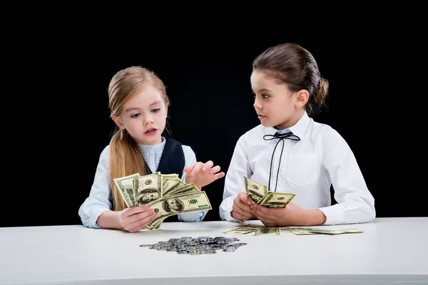 Kızlar para hesaplama — Stok fotoğraf