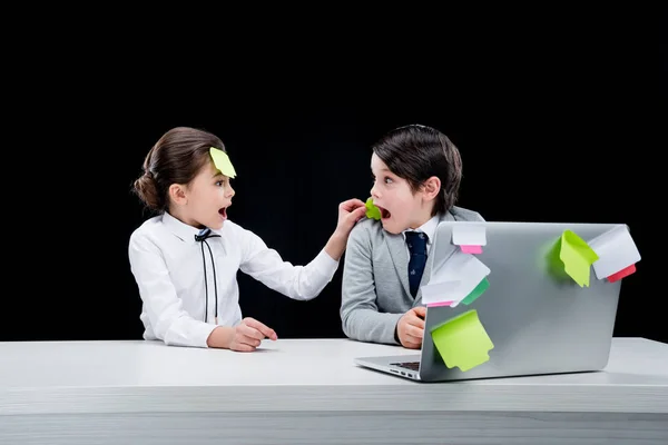 Niños jugando hombre de negocios y mujer de negocios — Foto de Stock