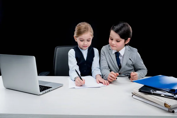 Crianças que trabalham com documentos — Fotografia de Stock