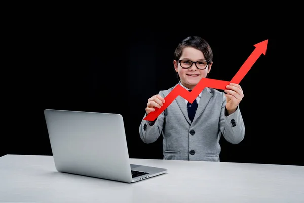 Menino com laptop e seta — Fotografia de Stock