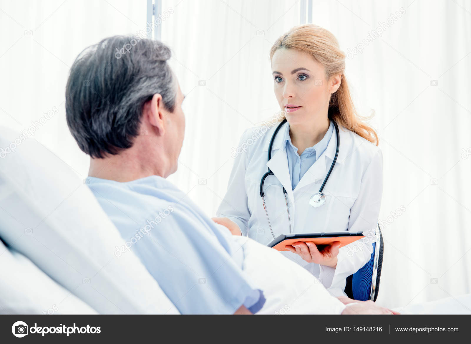 персонализированная медицина фото врач и пациент. врач и пациент. фф врач и пациент. врач и молодой пациент.