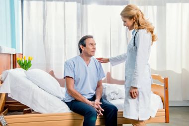 Orta yaşlı hasta ve doktor