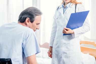 Tekerlekli sandalyede oturan yaşlı adam 