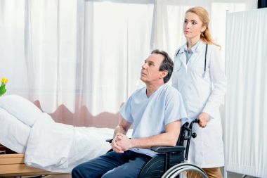 Tekerlekli sandalyede oturan yaşlı adam 
