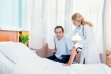 Tekerlekli sandalyede oturan yaşlı adam  