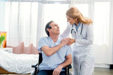 Tekerlekli sandalyede oturan yaşlı adam  