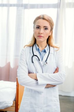 ciddi doktor stetoskop ile