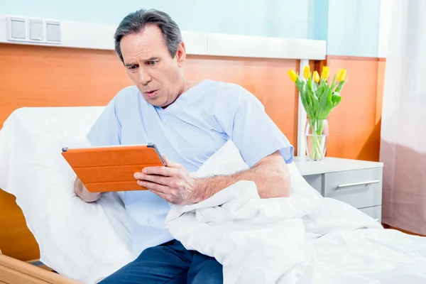 Patient using digital tablet — Stock Photo, Image