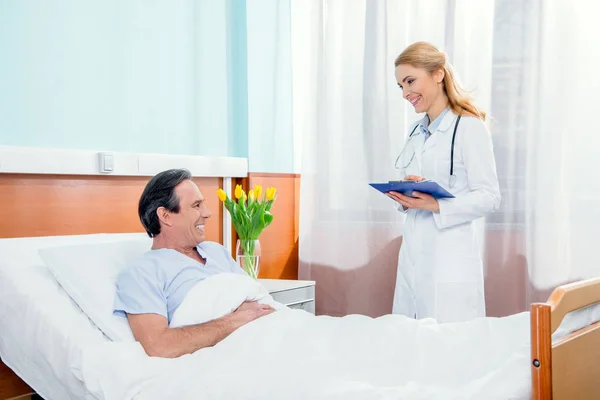 Patient and doctor with diagnosis — Stock Photo, Image