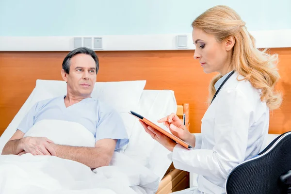 Patient and doctor with digital tablet — Stock Photo, Image