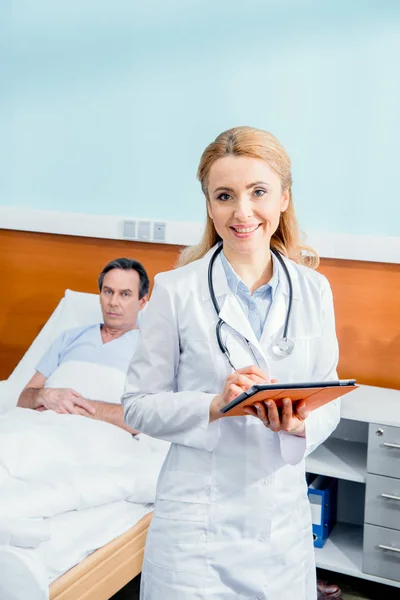 Médico segurando tablet digital — Fotografia de Stock