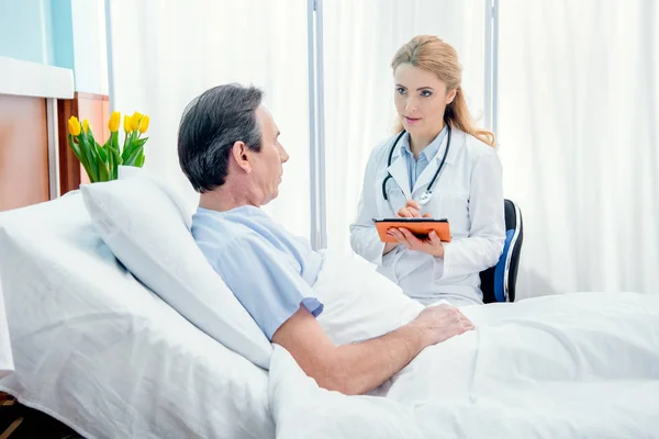Ασθενής και ο γιατρός με ψηφιακό tablet — Φωτογραφία Αρχείου