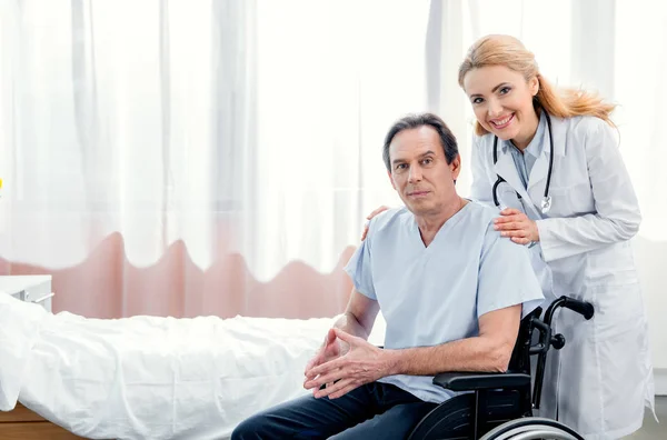 Пожилой человек, сидящий в инвалидной коляске — стоковое фото