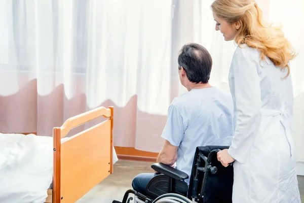 Oudere man zit in rolstoel — Stockfoto