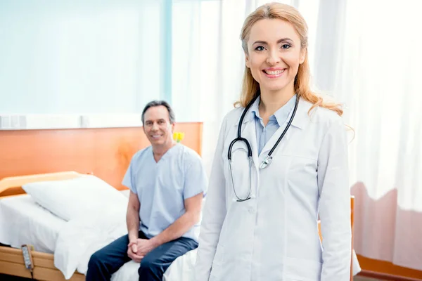 Médico sorridente com estetoscópio — Fotografia de Stock