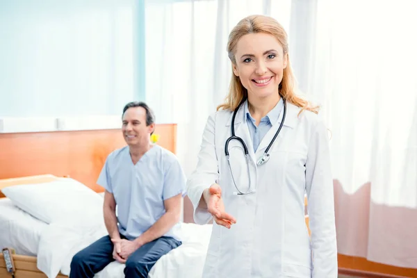 Medico sorridente con stetoscopio — Foto Stock