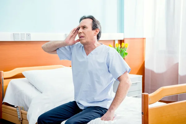 Baş ağrısı olan orta yaşlı hasta — Stok fotoğraf