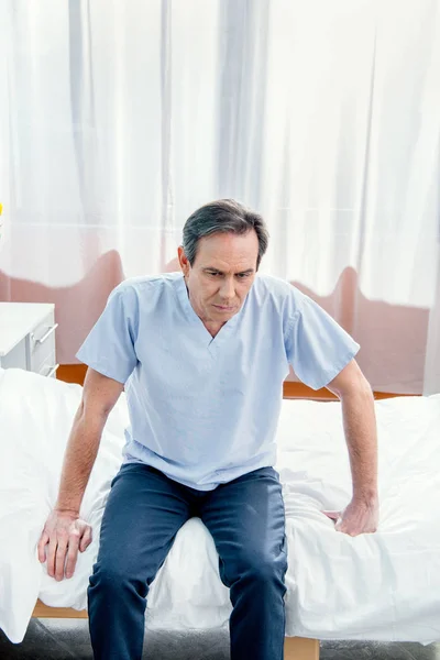 Pacjent siedzi na łóżku — Darmowe zdjęcie stockowe