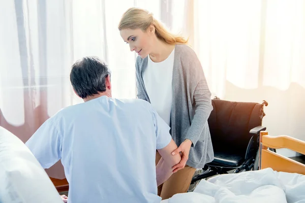 Uomo seduto sul letto d'ospedale — Foto Stock