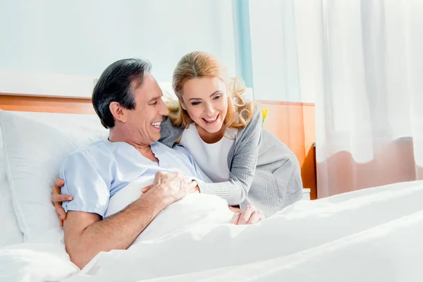 Esposa visitando marido no hospital — Fotografia de Stock