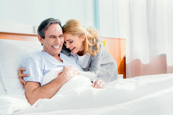 Wife visiting husband in hospital — Stock Photo, Image