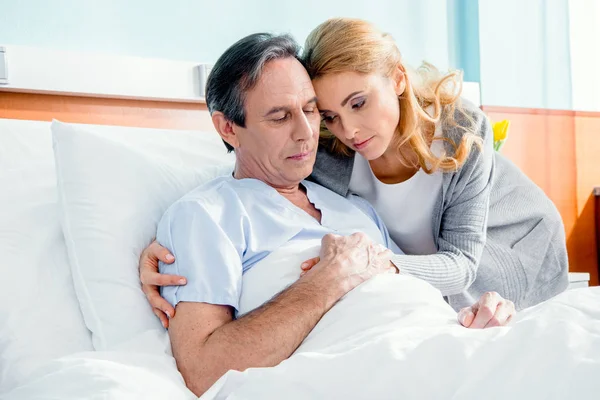 Wife visiting husband in hospital — Stock Photo, Image