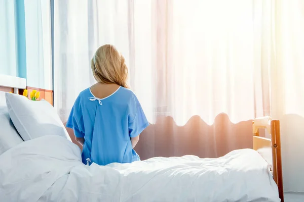 Γυναίκα που κάθεται στο κρεβάτι του στο νοσοκομείο — Φωτογραφία Αρχείου