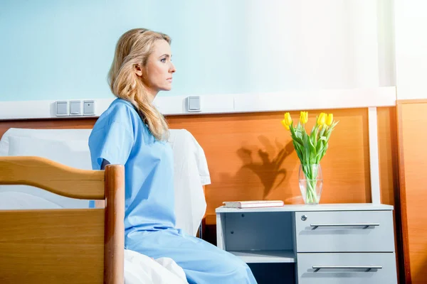 Wanita yang duduk di tempat tidur rumah sakit — Foto Stok Gratis