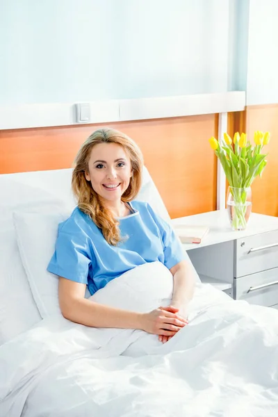 Жінка лежить у лікарняному ліжку — стокове фото