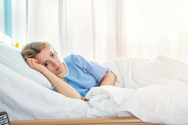 Woman lying in hospital bed — Stock Photo, Image