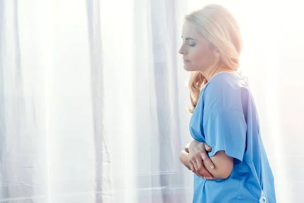 Mujer sintiendo dolor de estómago — Foto de Stock