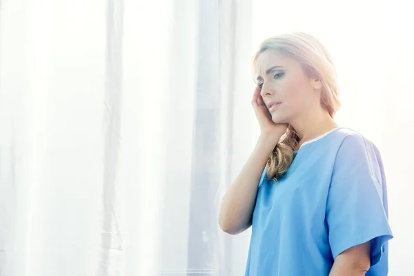 Vrouw gevoel hoofdpijn — Stockfoto