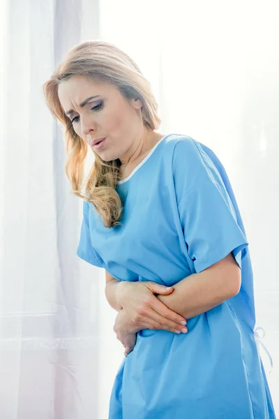 Женщина чувствует боль в животе — стоковое фото