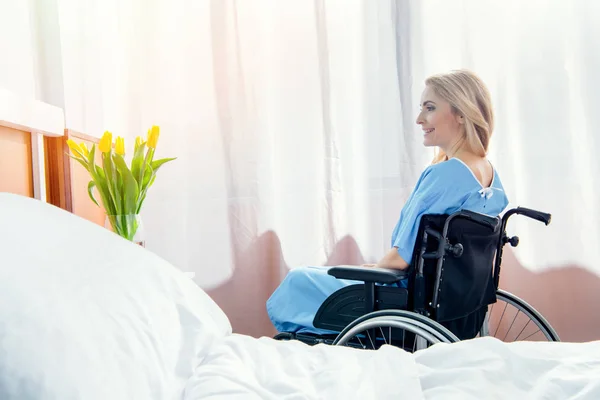 Mulher cadeira de rodas no hospital — Fotografia de Stock