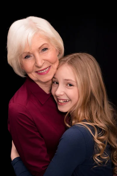 Enkel und Großmutter umarmen sich — kostenloses Stockfoto