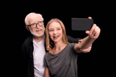 Dede ve torunu selfie alarak 
