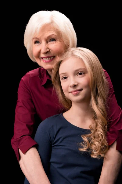 Wnuczka i babcia przytulanie — Zdjęcie stockowe