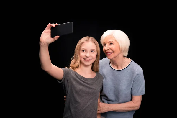 Oma en kleindochter selfie te nemen — Stockfoto