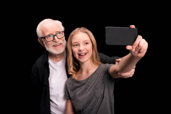 Farfar och barnbarn tar selfie — Stockfoto