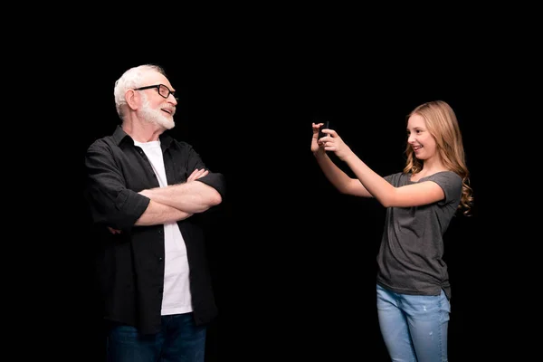Grandfather and granddaughter with smartphone — Stock Photo, Image