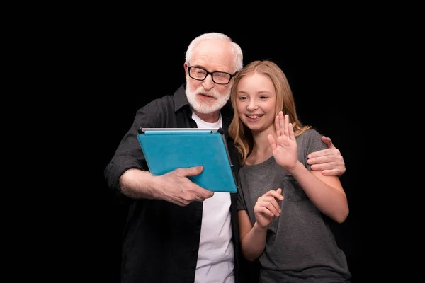 Abuelo y nieta con tableta digital — Foto de stock gratis