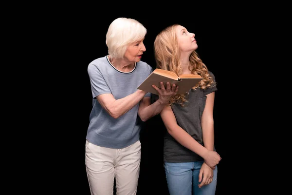 Abuela y nieta con libro — Foto de stock gratis