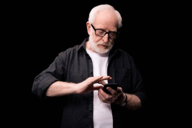 Usta adam akıllı telefon kullanıyor.