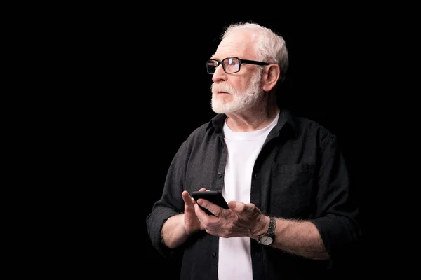 Senior man med hjälp av smartphone — Stockfoto