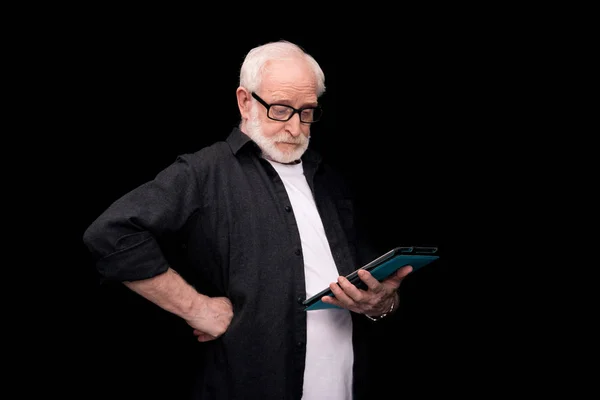 Homem idoso usando tablet — Fotografia de Stock