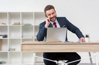 telefonda konuşurken kendinden emin iş adamı