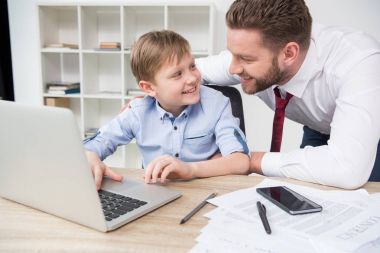 İşadamı oğlu ile laptop oynamak