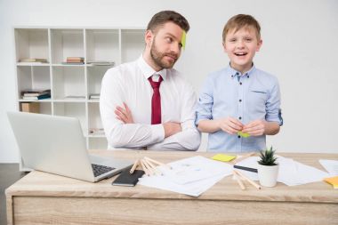 İşadamı yüzünde yapışkan notu ile