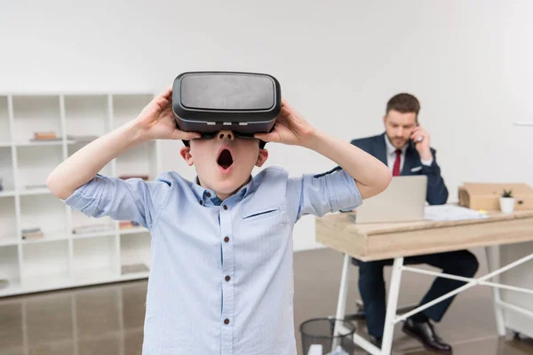 Jongen met behulp van virtual reality bril — Stockfoto